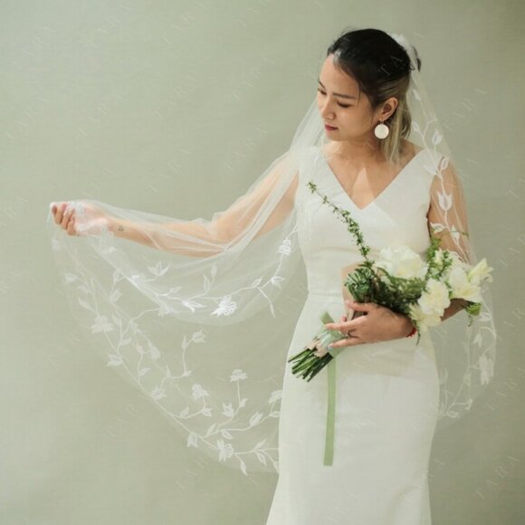 ZANA | Romantic fingertip embroidery floral veil - Picture 1 of 5